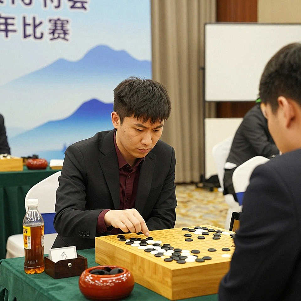Nước 49 ở Bengaluru: Firouzja hạ Carlsen, và một thể thức đang tự viết kết quả
