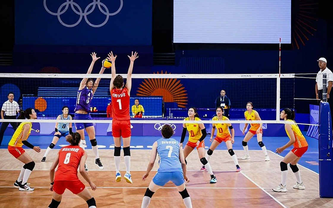Nebraska quét trắng Creighton và kỷ lục 15.405 khán giả: khi con số bên lề tỷ số kể câu chuyện lớn hơn