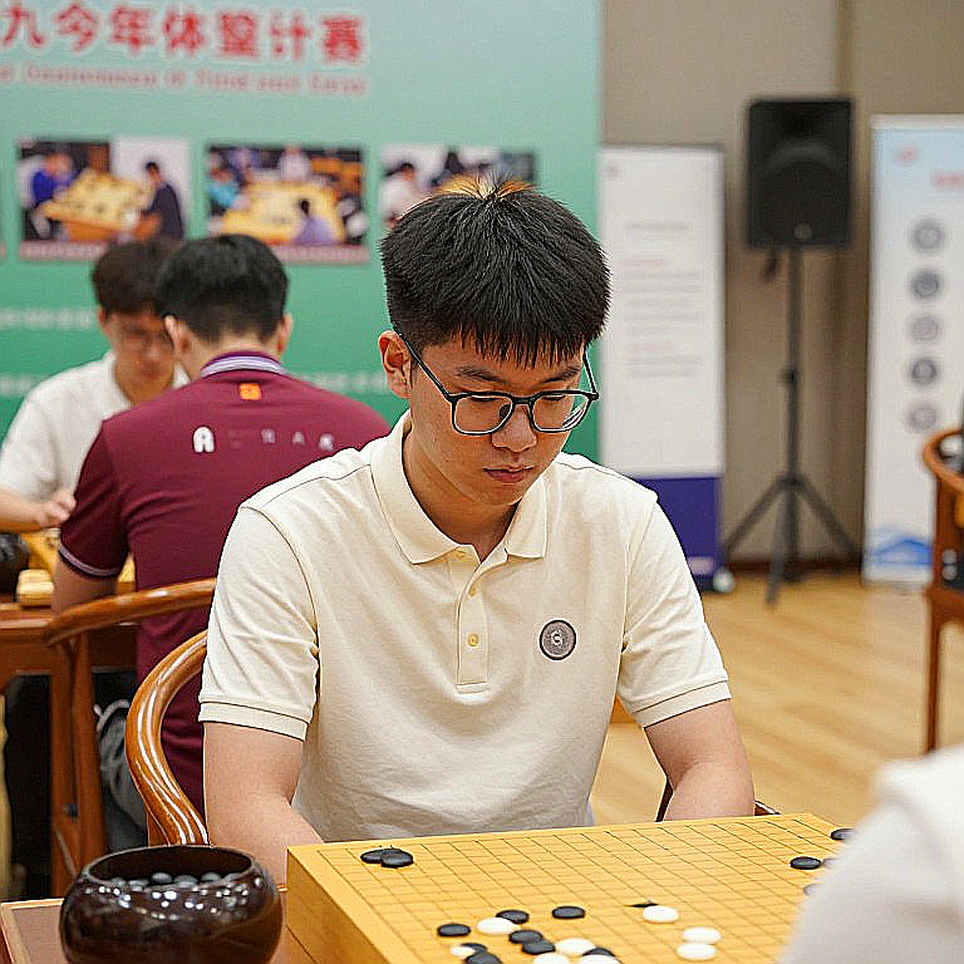 Carlsen tiết lộ: Sindarov là ứng cử viên số một, nhưng Gukesh có trần cao hơn – Cuộc chiến tâm lý tại Giải vô địch cờ vua thế giới